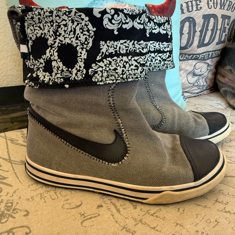 Nike Black and White Patterned Sneakers boots vintage size 9